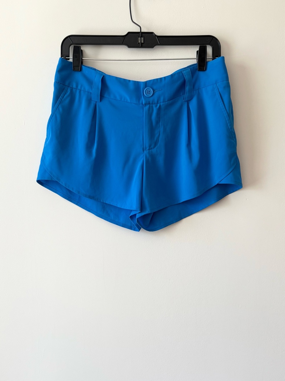 Alice + Olivia Low V Waist Blue Tailored Shorts Size 4 Chic Flowy